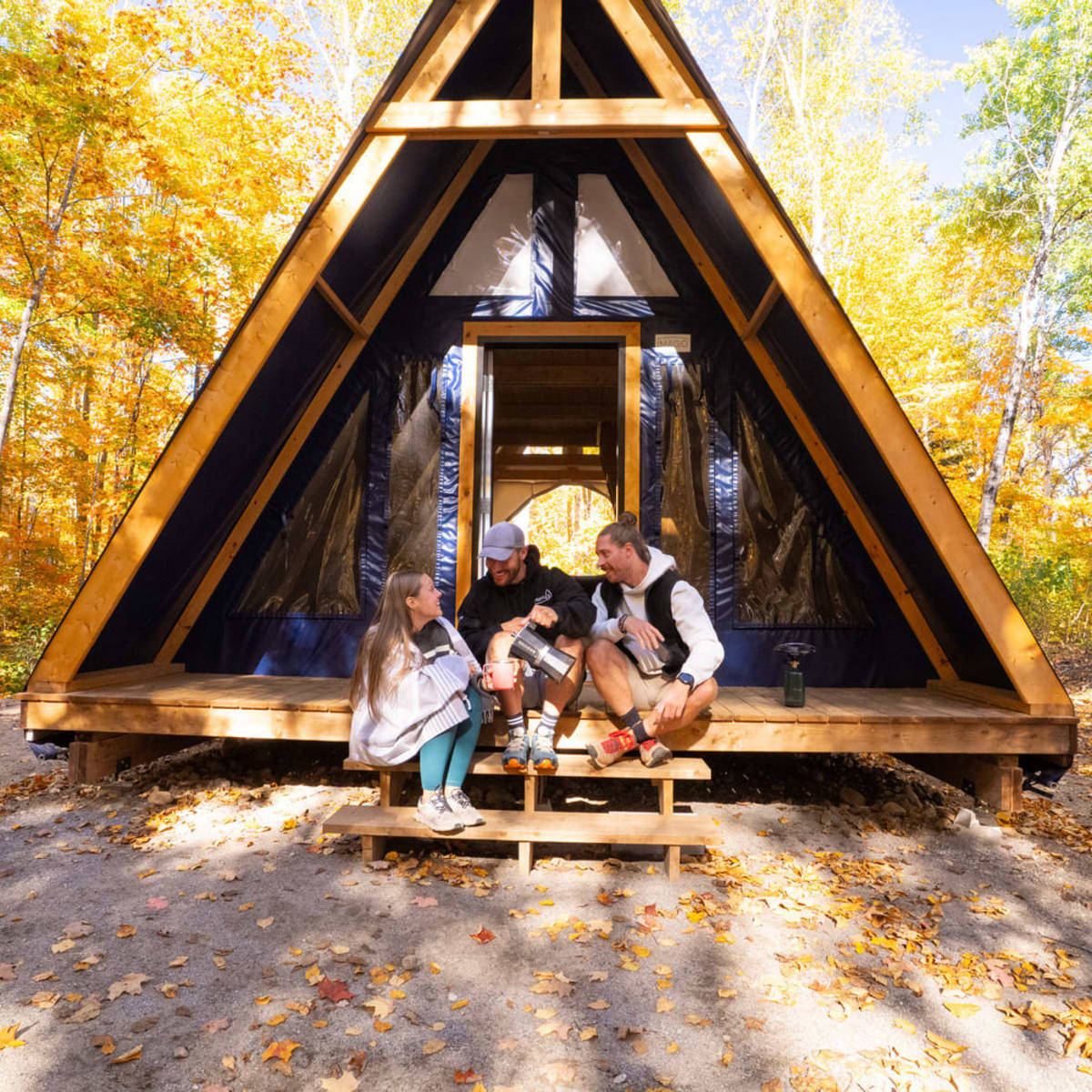 Un chalet en automne.
