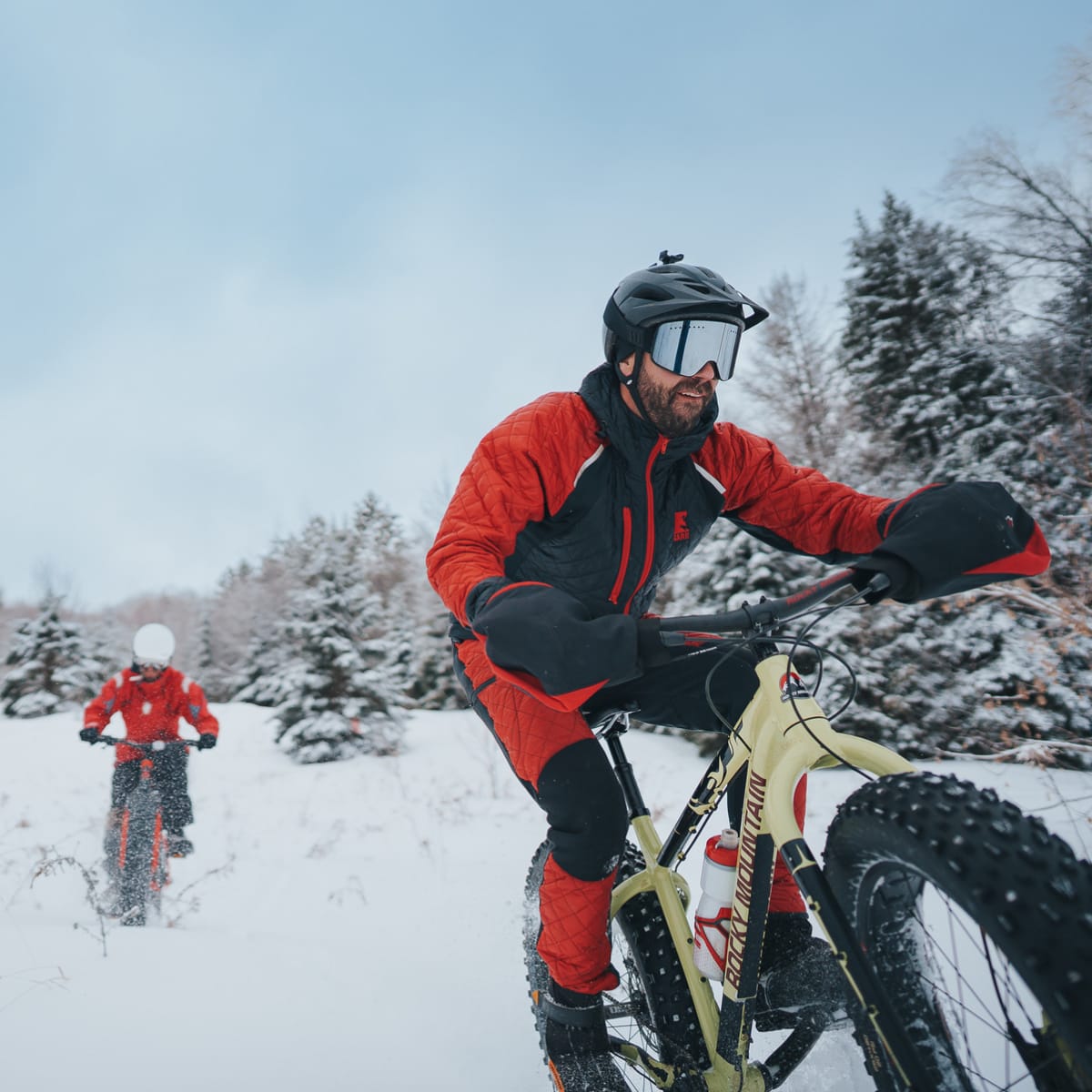 2 personnes dans un sentier en fatbike.