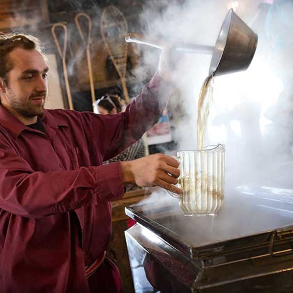 Homme à l'évaporateur d'érable, Érablière Aux Trois Renards.