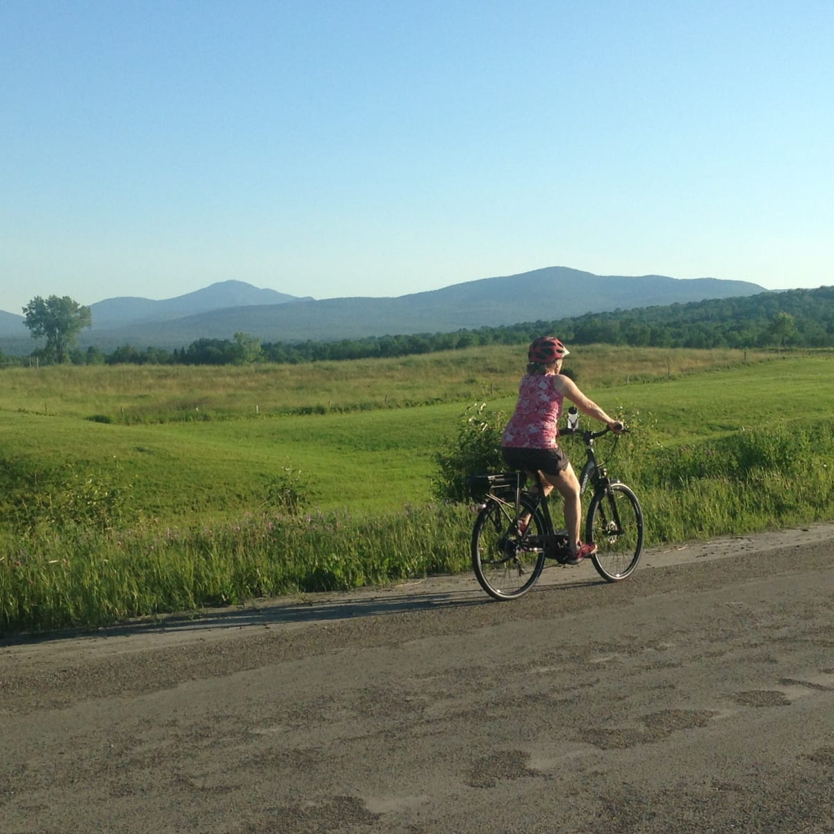 Cyclist on a country road in Memphrémagog.