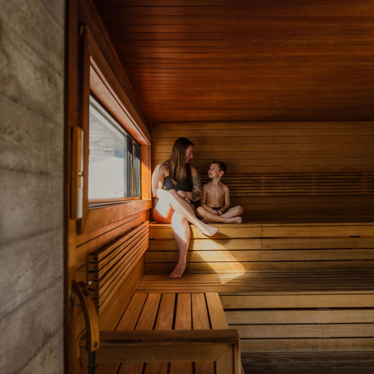 Une mère et son garçon dans un sauna.