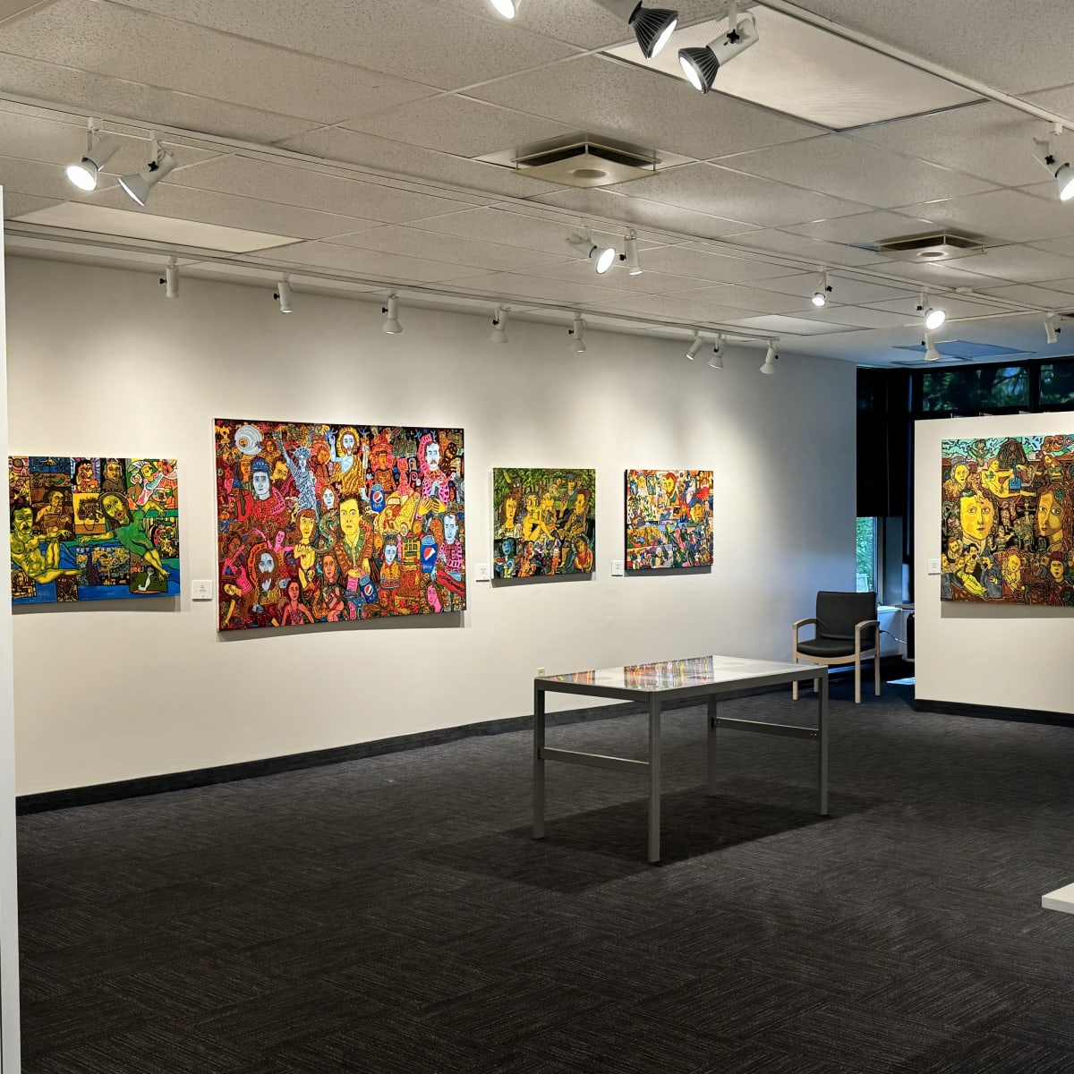 Salle d'exposition dans un musée d'art.