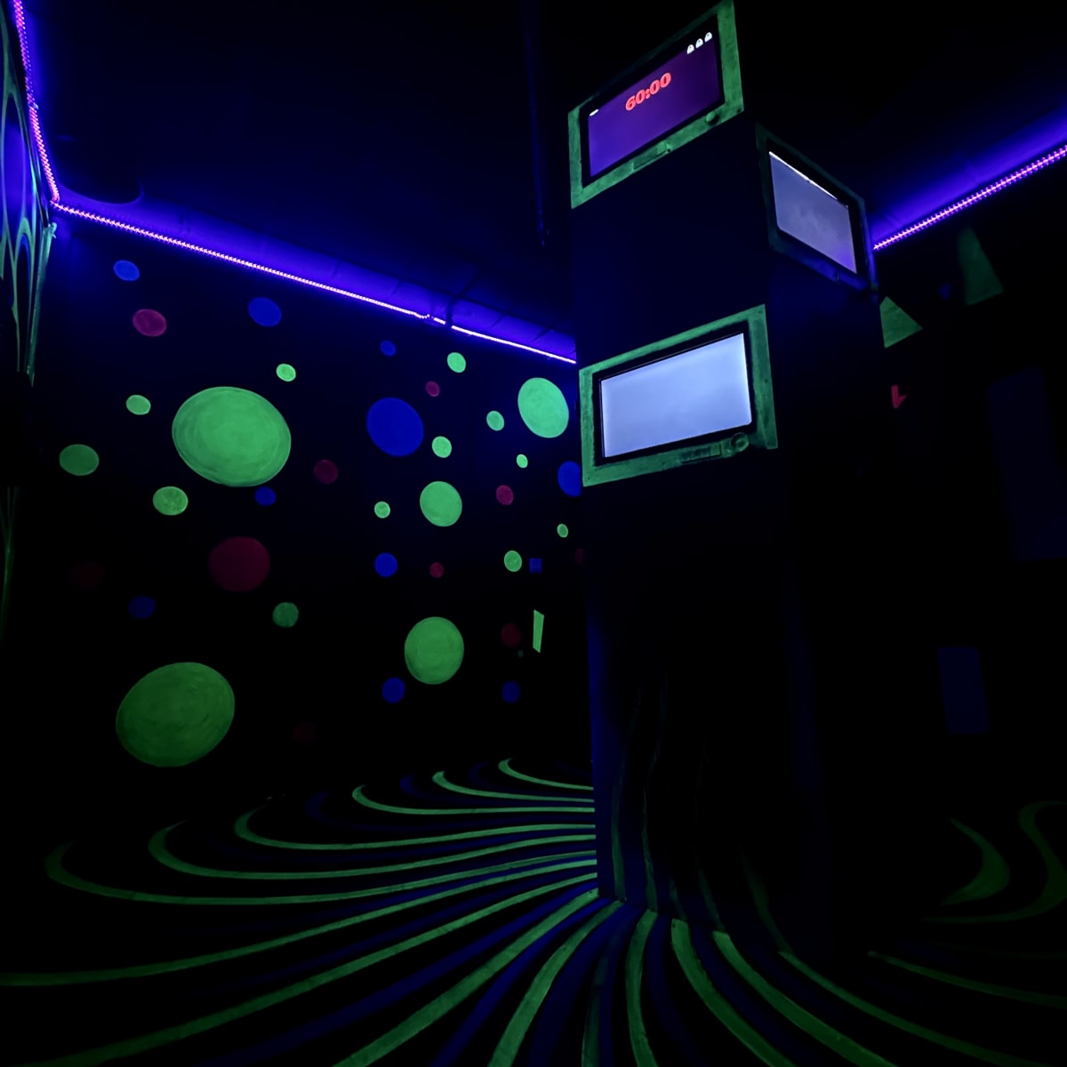 Salle sombre dans un jeu d'évasion.