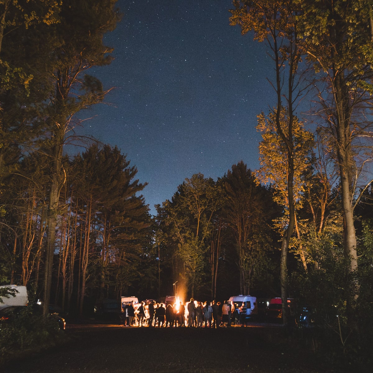 Groupe de personnes dans un camping en soirée