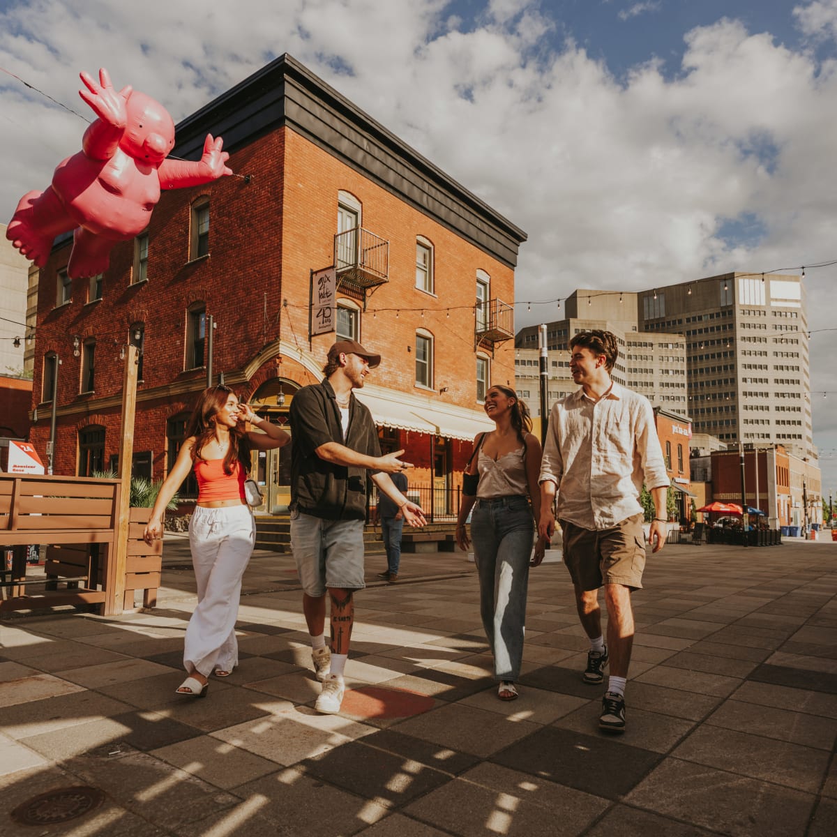 Jeunes marchant à Gatineau.