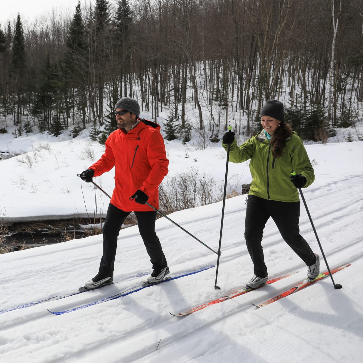 Couple en ski de fond à Kenauk Nature. 