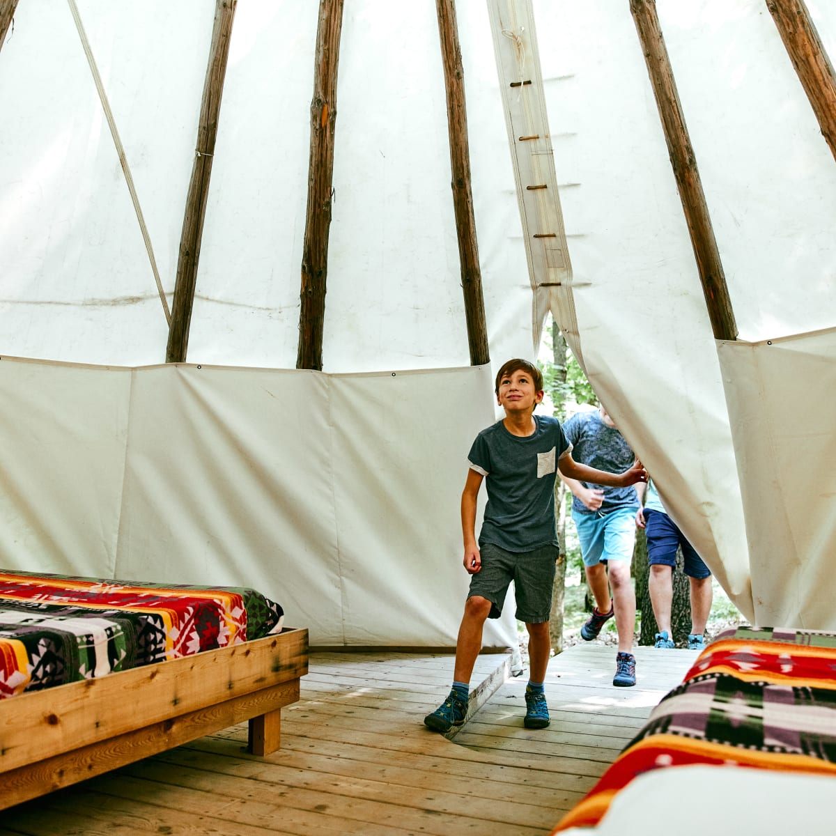 Enfants dans un tipi.