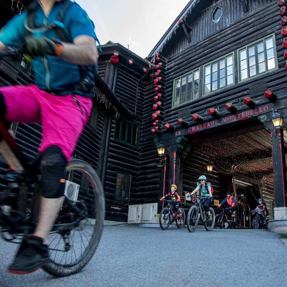 Cyclistes devant le Château Montebello.
