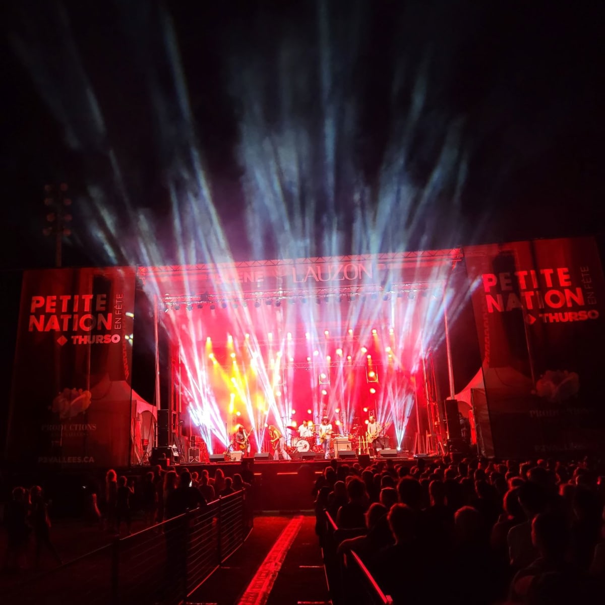 Spectacle sur scène, Petite Nation en Fête.