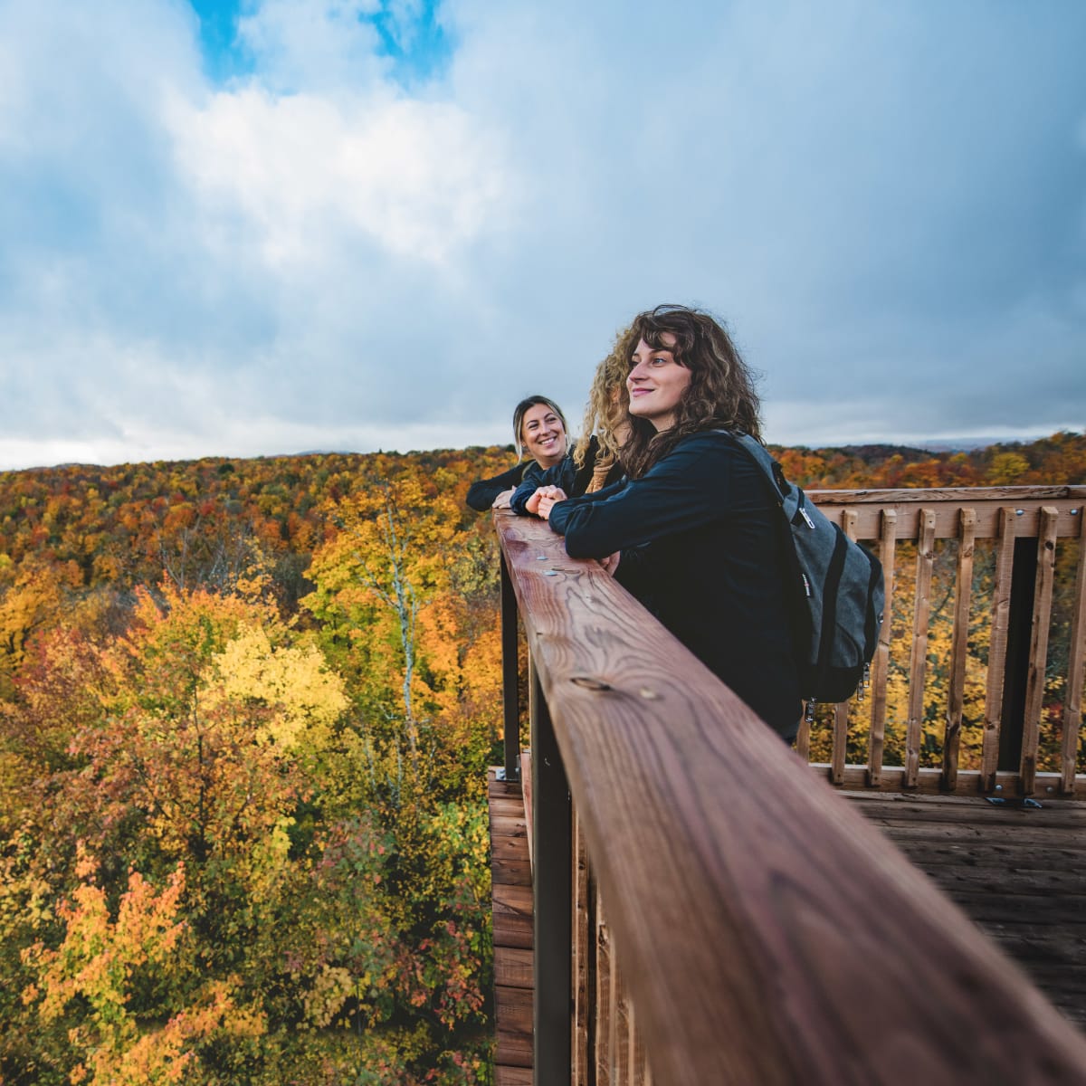 3 femmes en randonnée qui admirent le paysage d'un belvédère au Parc des Montagnes Noires de Ripon.