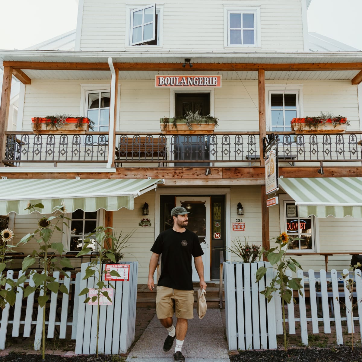 Homme qui sort d'une boutique dans un village de Portneuf.