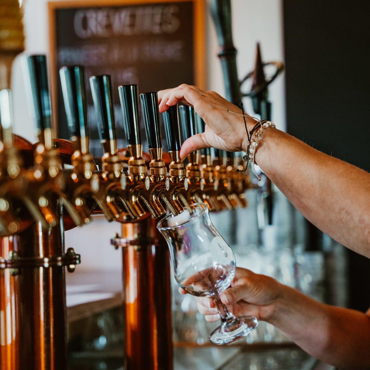 Bière en fût dans une microbrasserie.