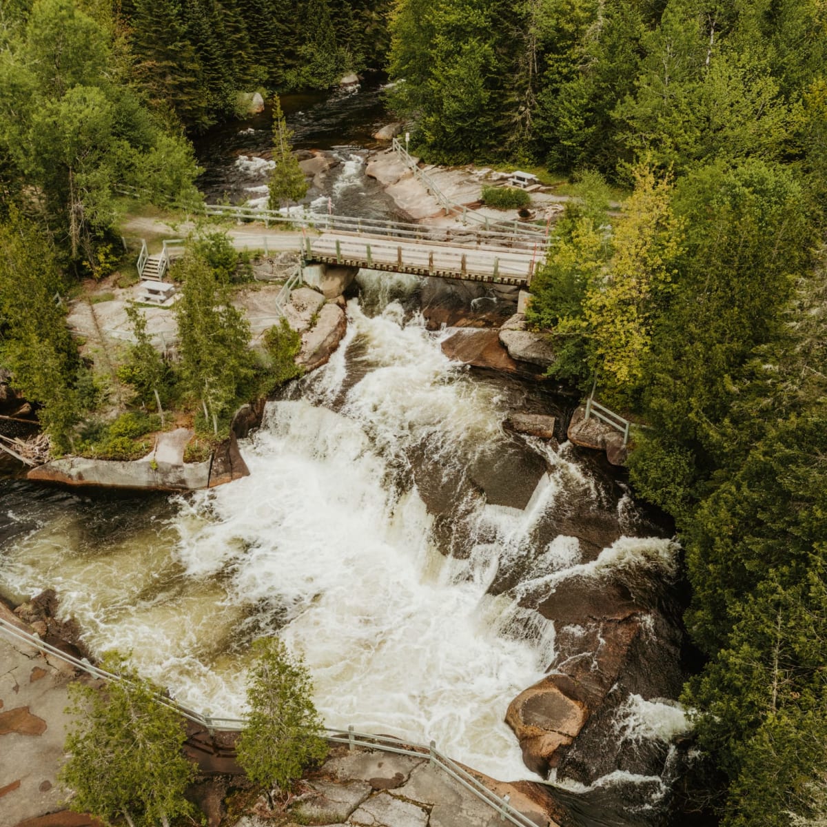 Vue aérienne d'une chute au printemps.