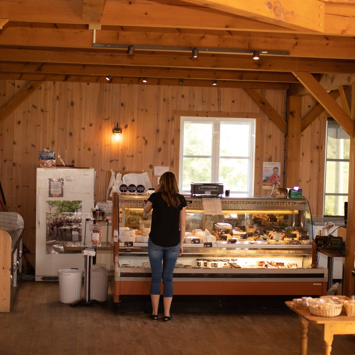 Femme au comptoir de la Fromagerie des Grondines.