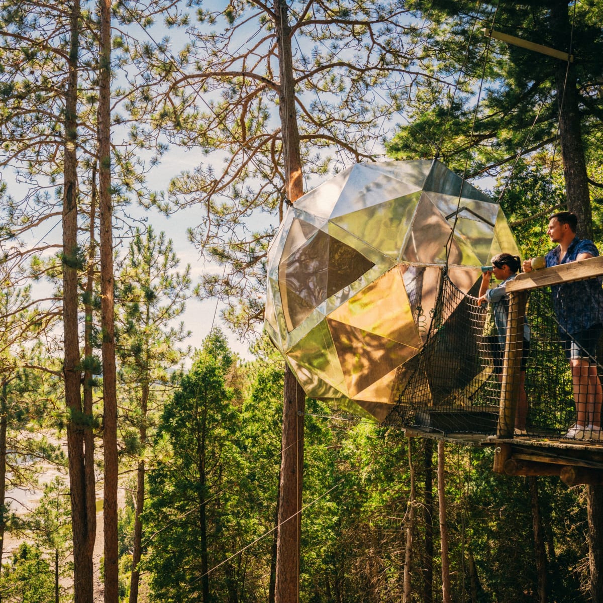 Hébergement en sphère au Parc aventure Cap Jaseux.