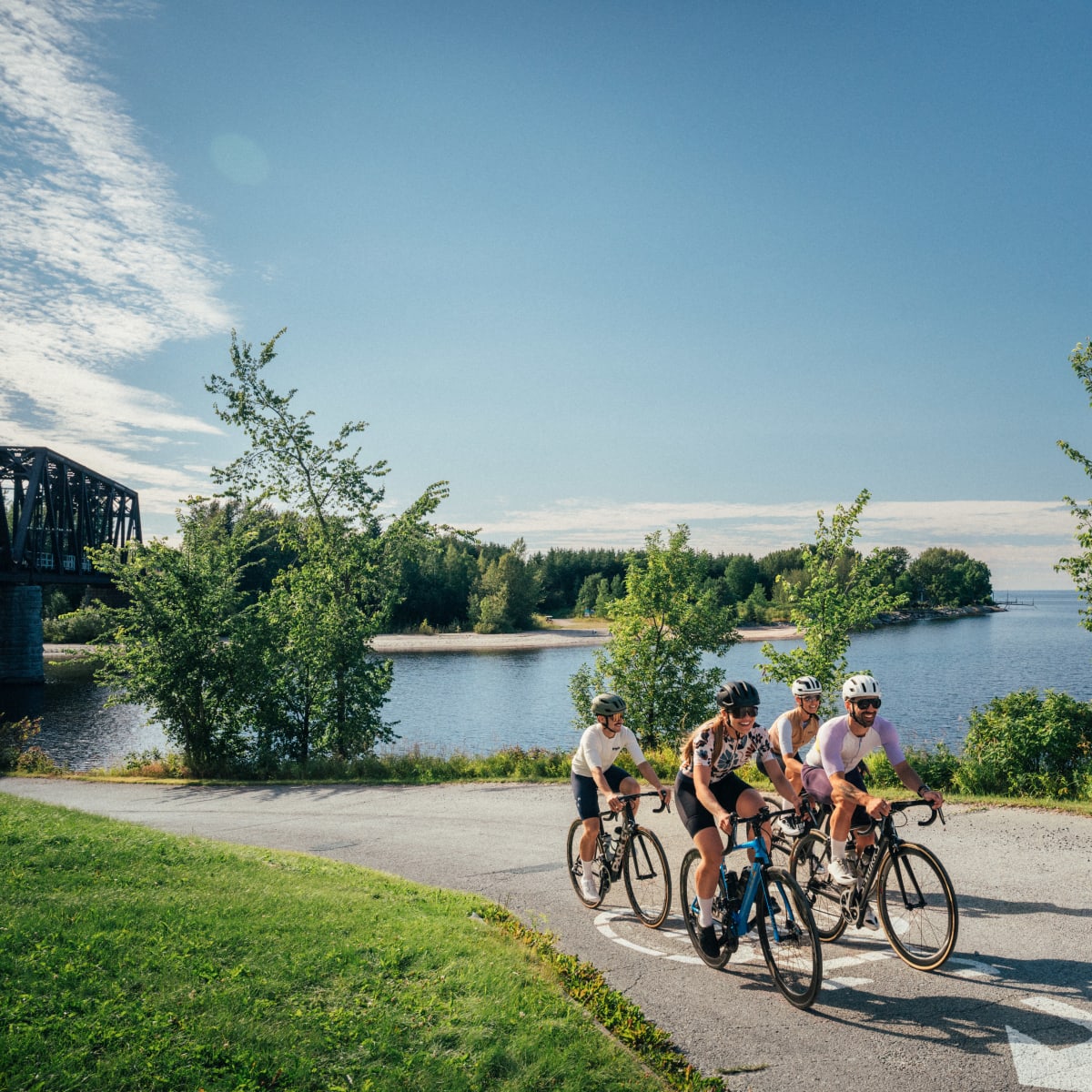 Cyclistes sur la Véloroute des Bleuets - Desbiens.