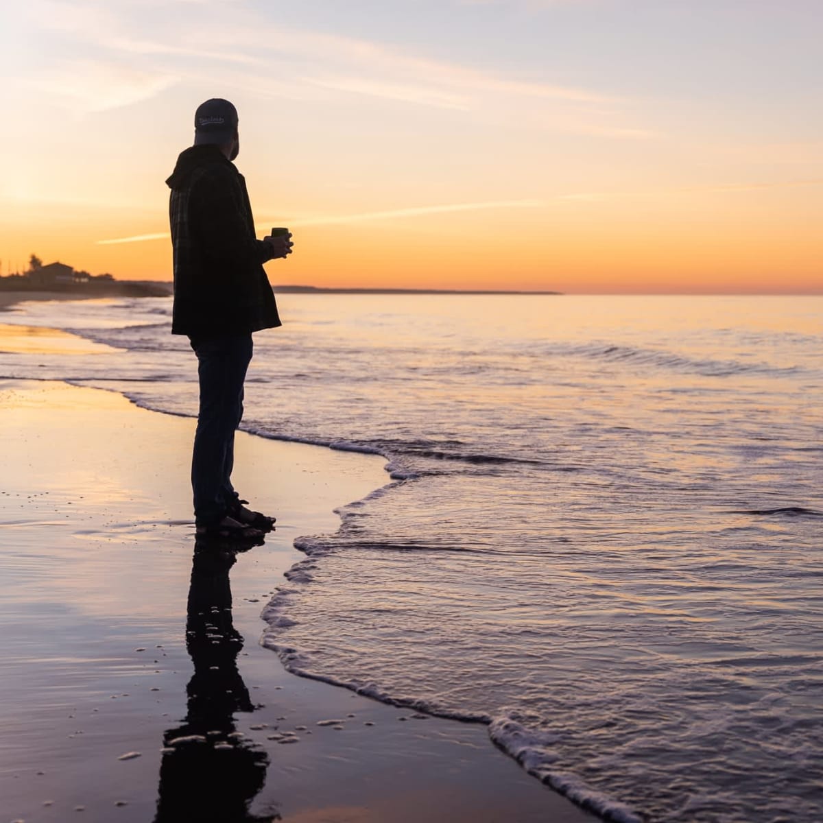 Homme à l'aube sur la plage.