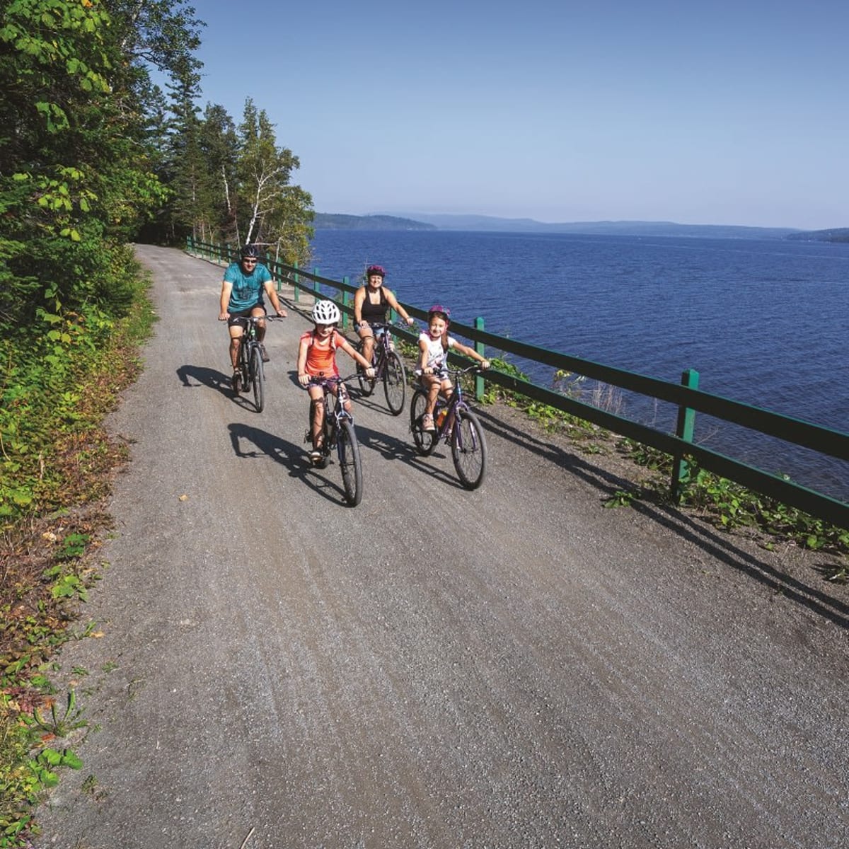 Famille en vélo au Petit-Témis.
