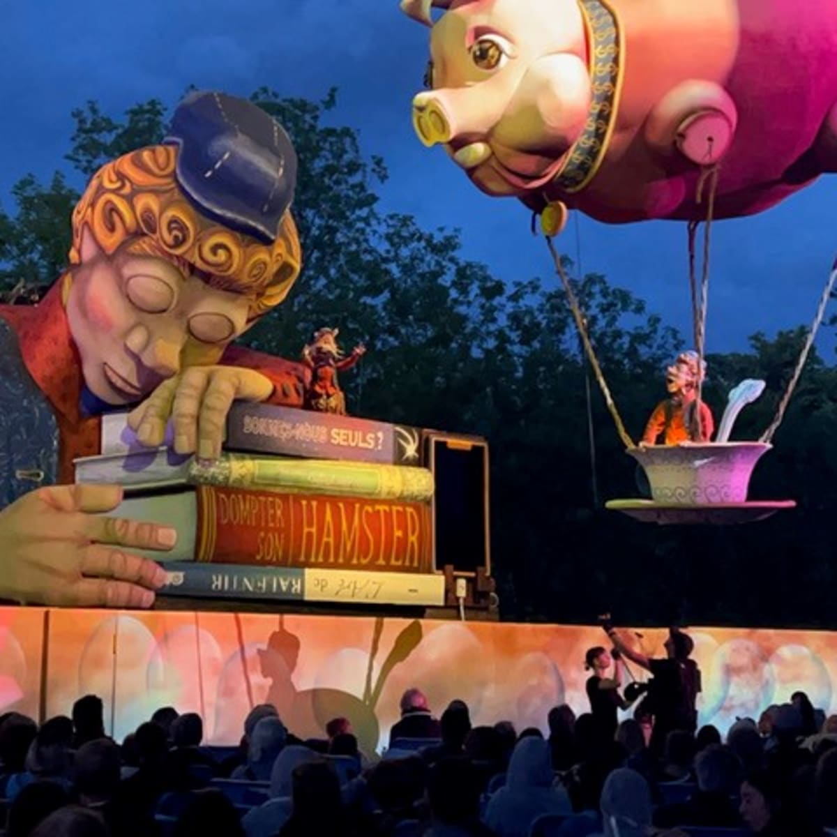 Victor et le cadeau des songes being performed on stage.