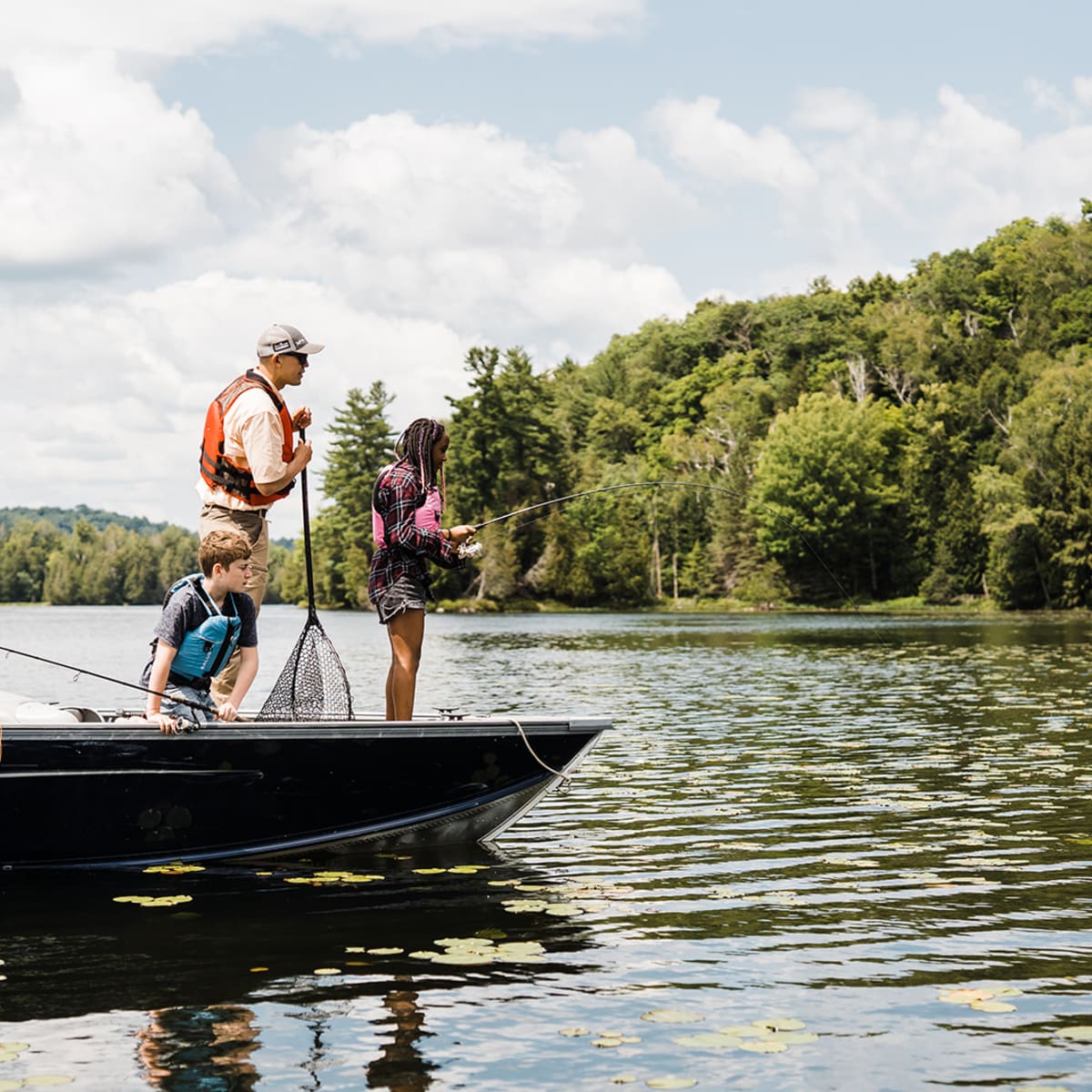 Une aventure de pêche en Petite Nation - Deux adultes et deux enfants font de la pêche sur un petit bateau