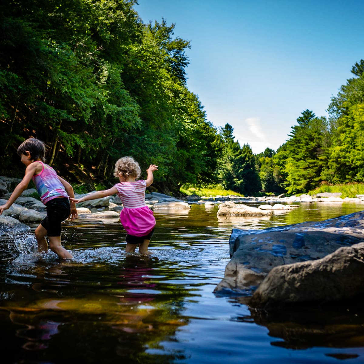 2 enfants au camping du Pont Couvert.
