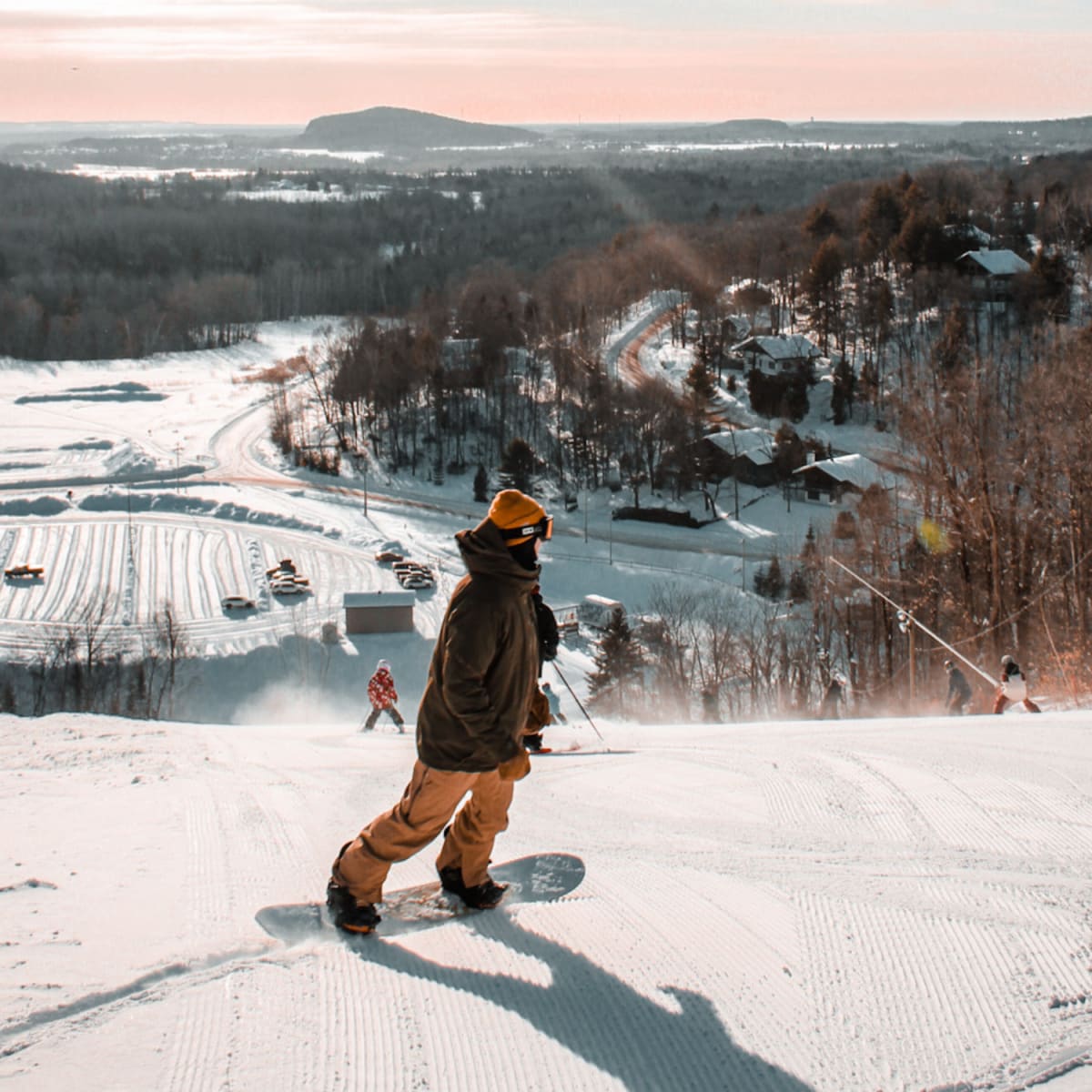 Personne en planche à neige à la Vallée du Parc.