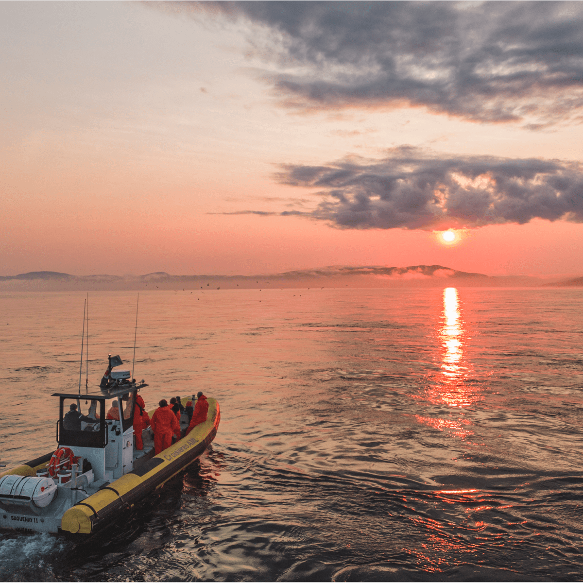 Zodiac sur l'eau au soleil couchant