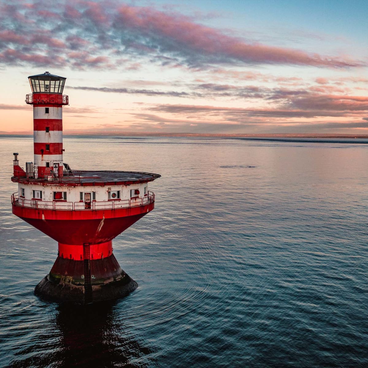 Phare au milieu de l'eau