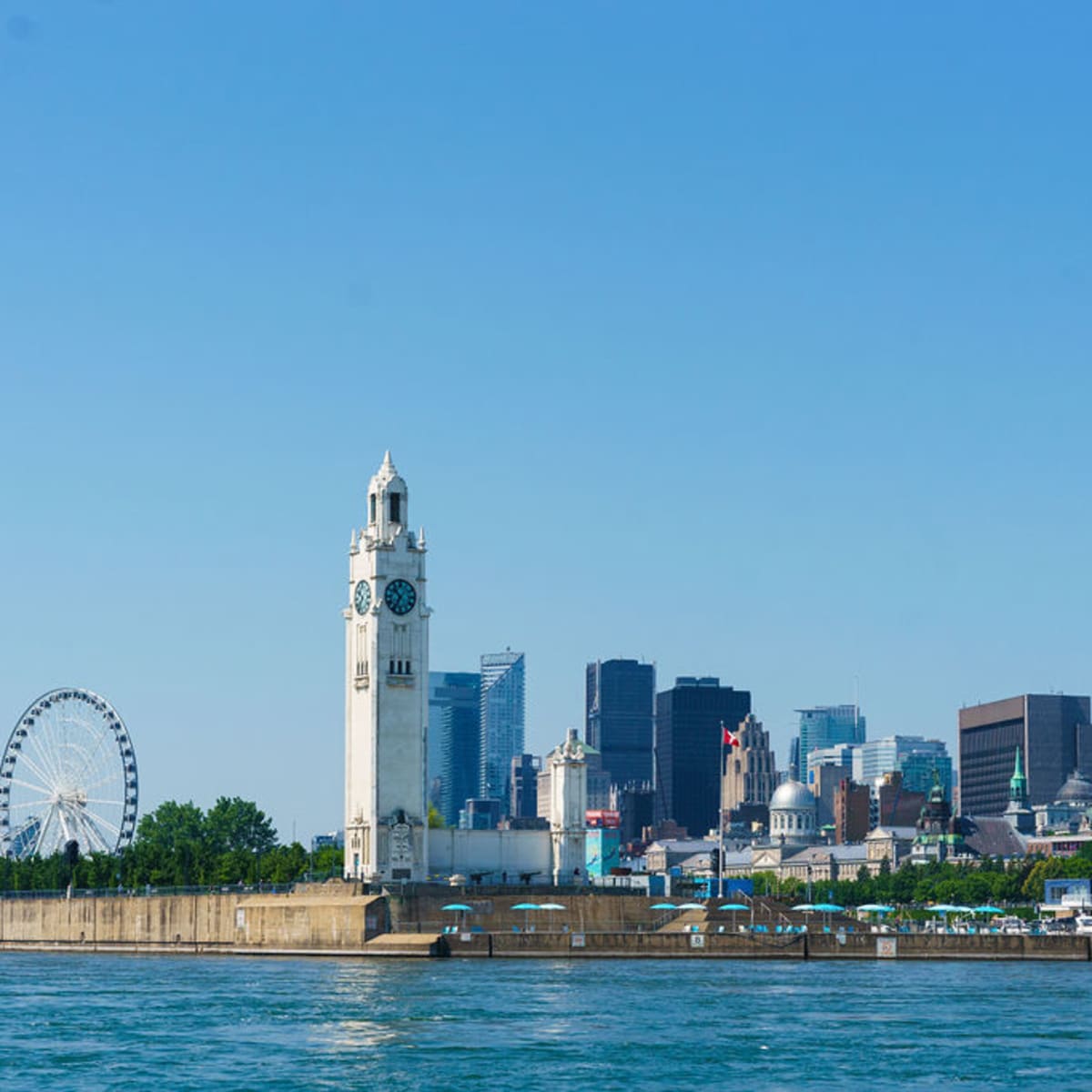 Le Vieux-Port de Montréal vu de l'eau.