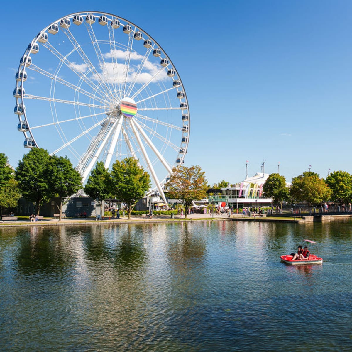 Pédalo et grande roue. 