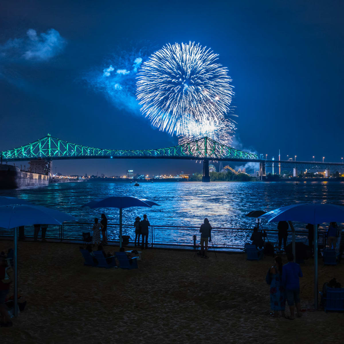 Feux d'artifices vus du Vieux-Port.