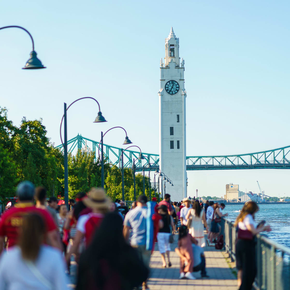 Promeneurs au Quai de l'Horloge.