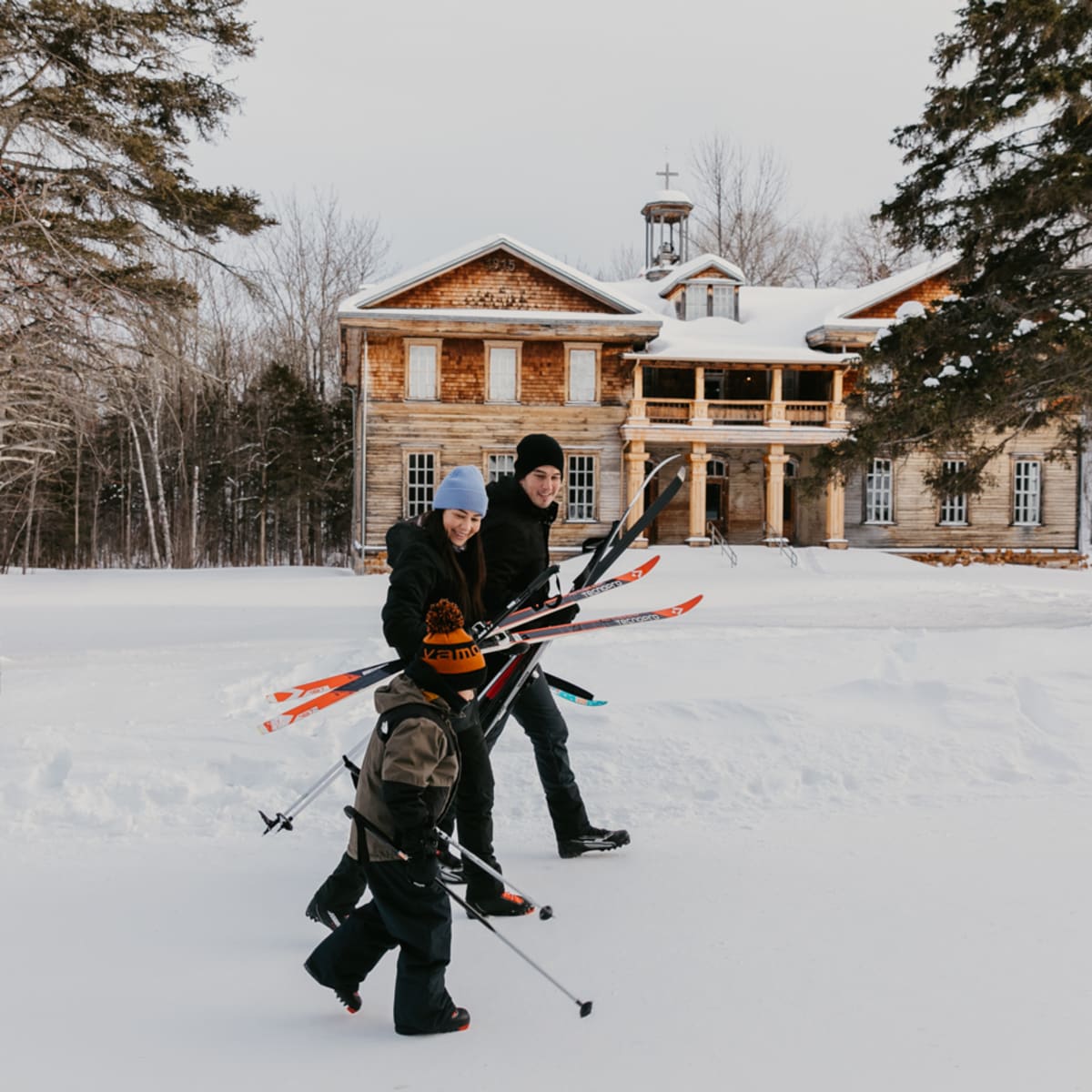 Famille en ski de fond au Village historique de Val-Jalbert.