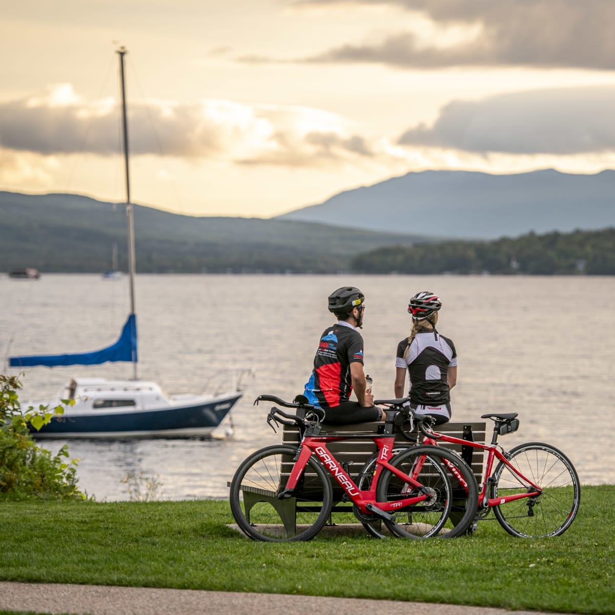 2 cyclistes sur le bord de la baie.