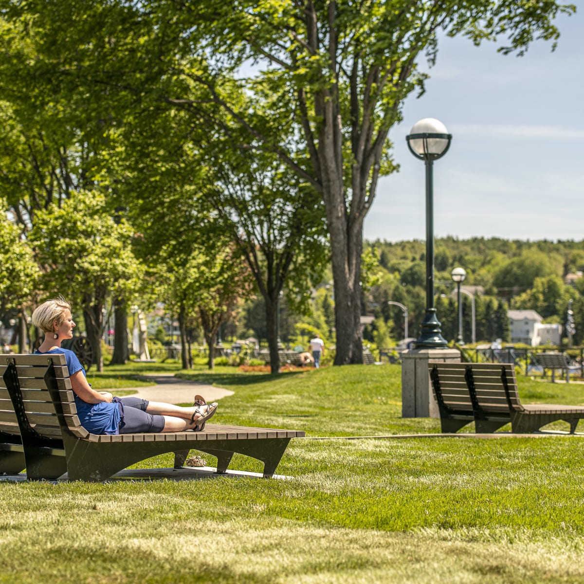 Femme relaxant dans un parc.