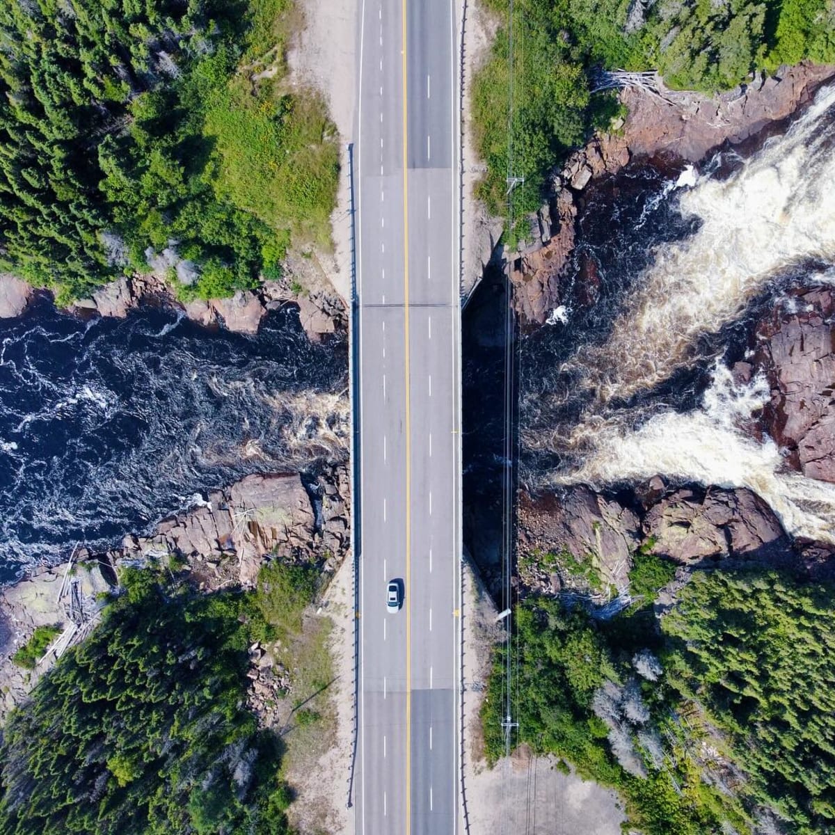 Vue aérienne de la route 138 et de la Rivière-Aux-Rocher.