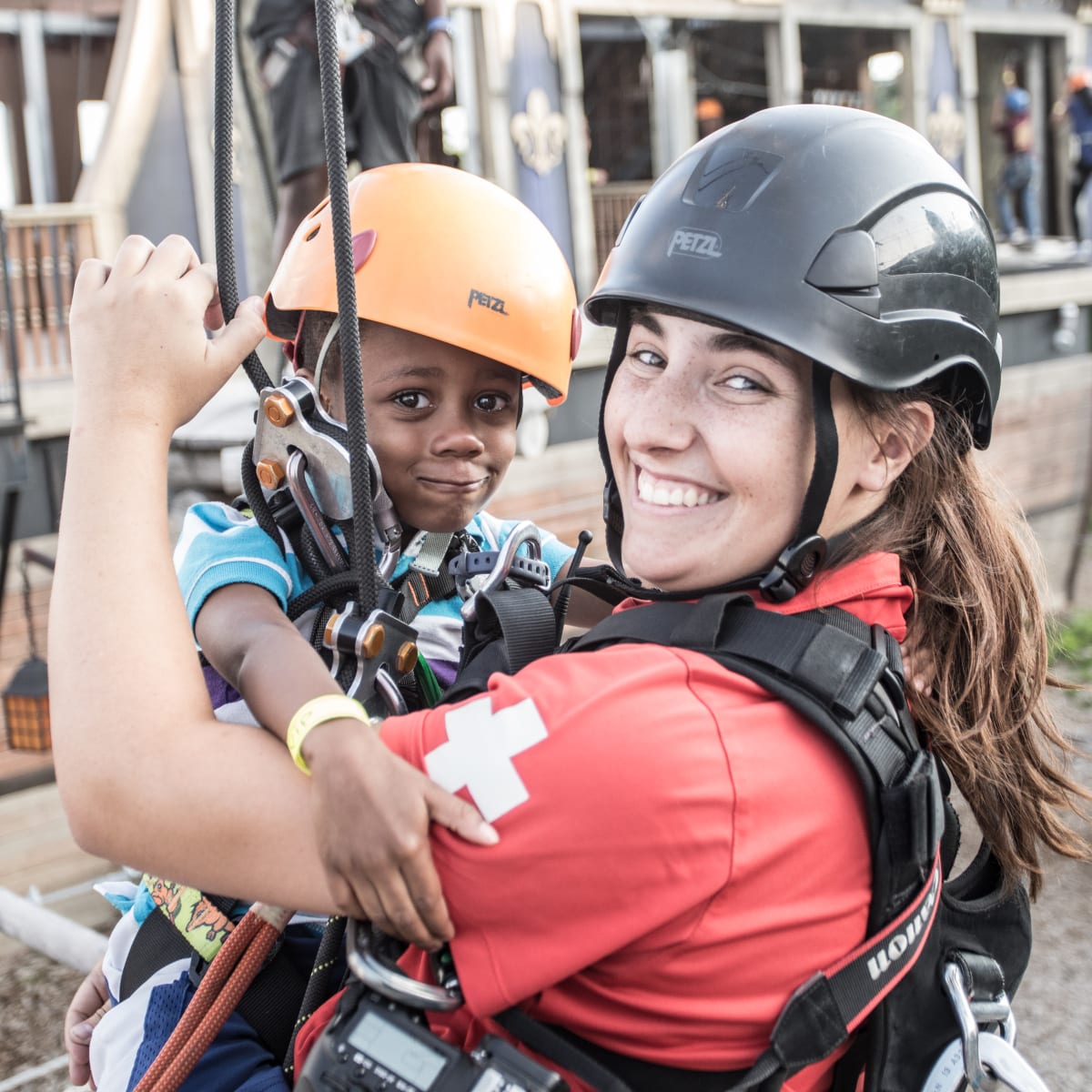 Un enfant et un adulte sur le parcours d'accrobranche