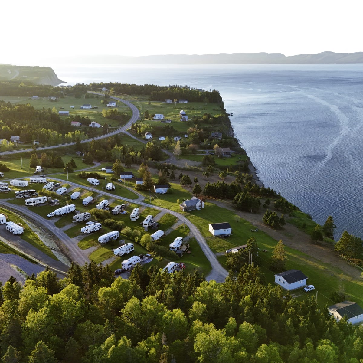 Vue aérienne du camping et chalets au bord de mer à Fort Prével.