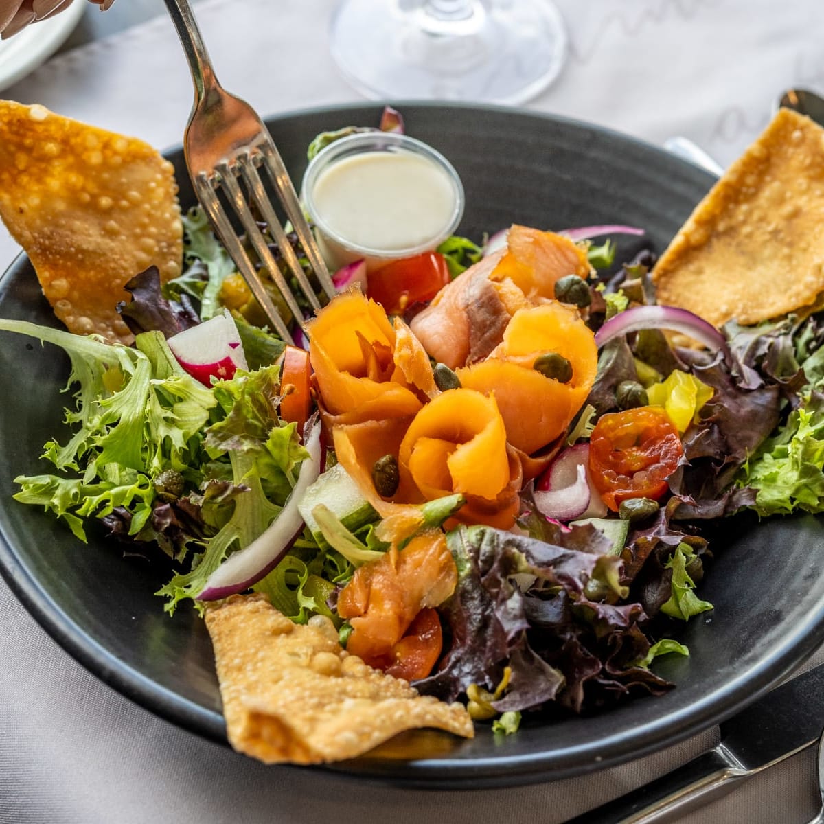 Salade repas de saumon fumé au restaurant Gaspésiana.