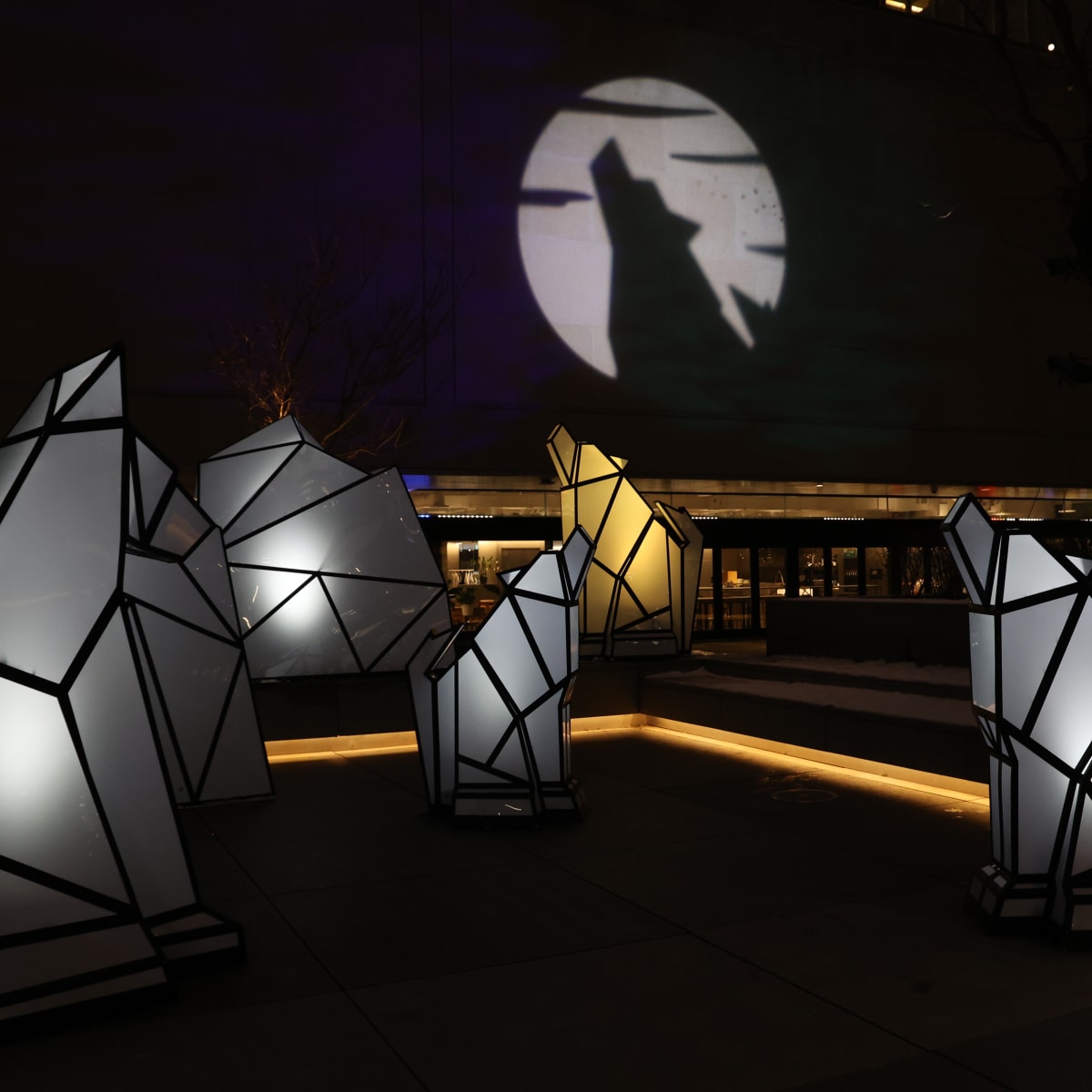 XP_MTL - Sculptures lit up at night