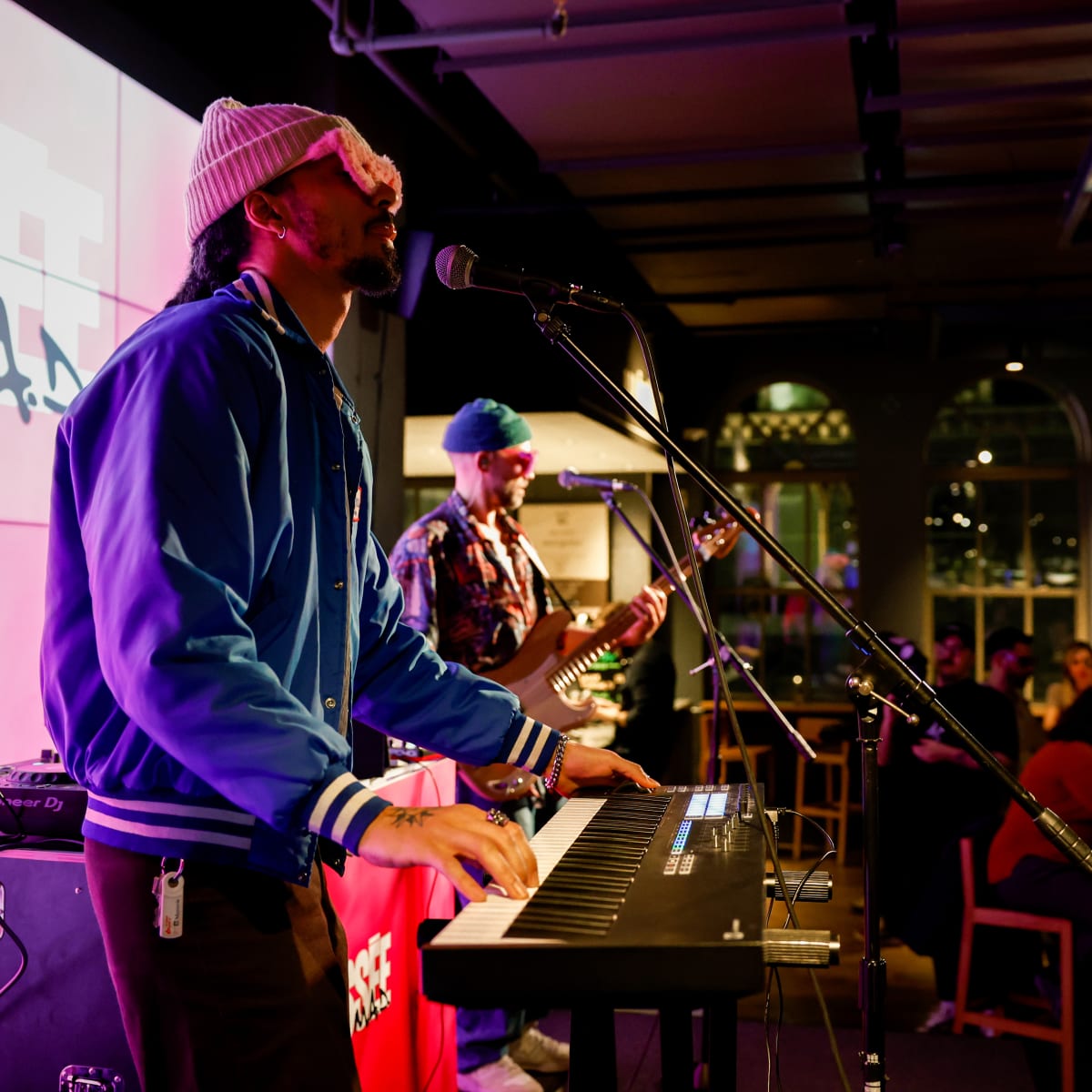 XP_MTL - Two musicians performing