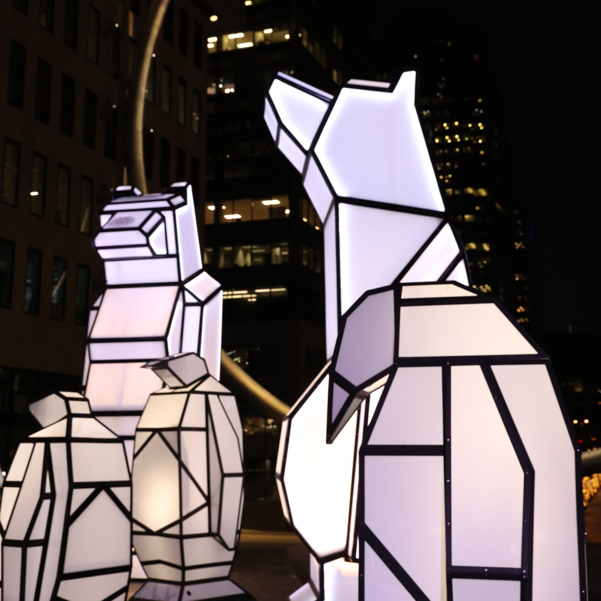 XP_MTL - Sculptures lit up at night