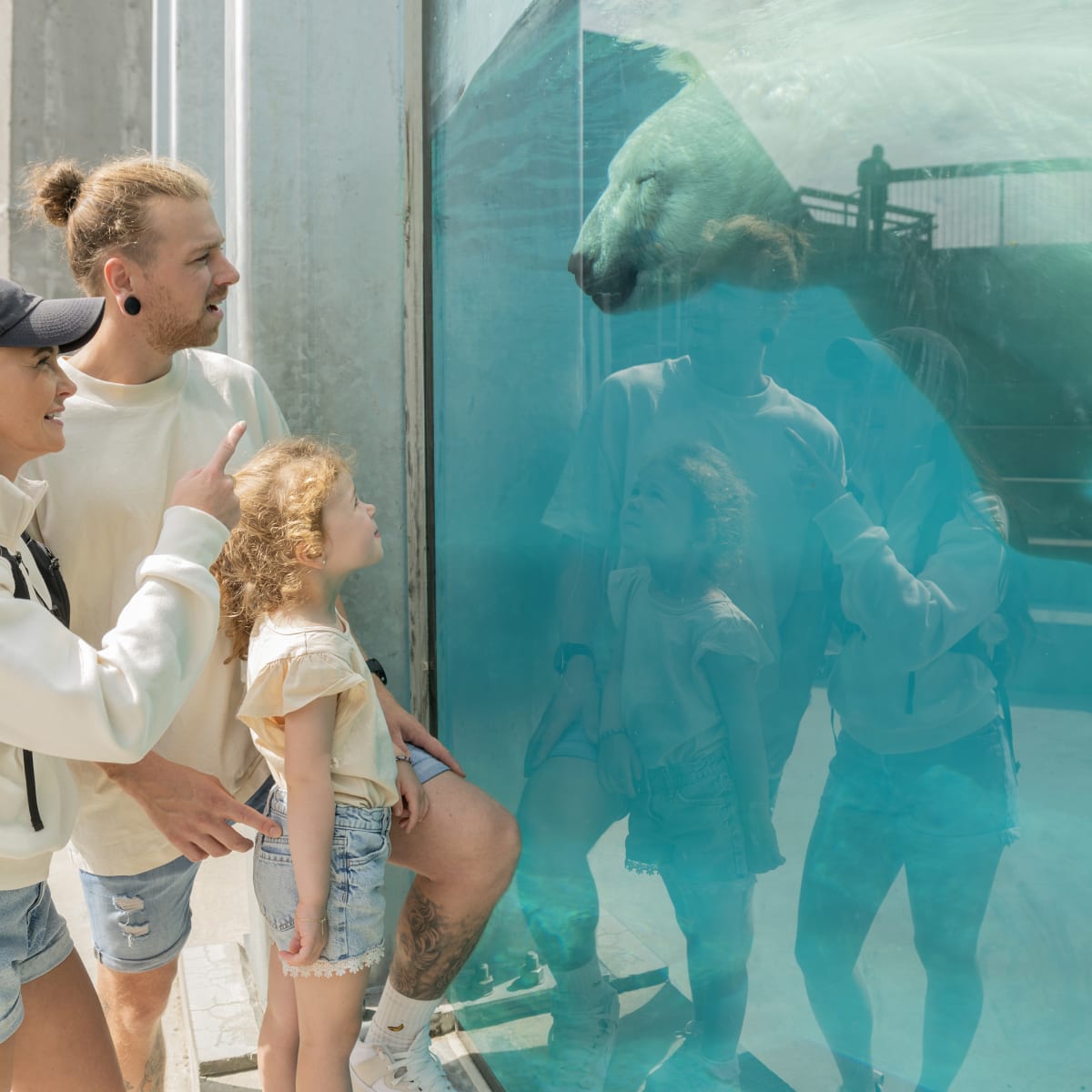 Famille au zoo.