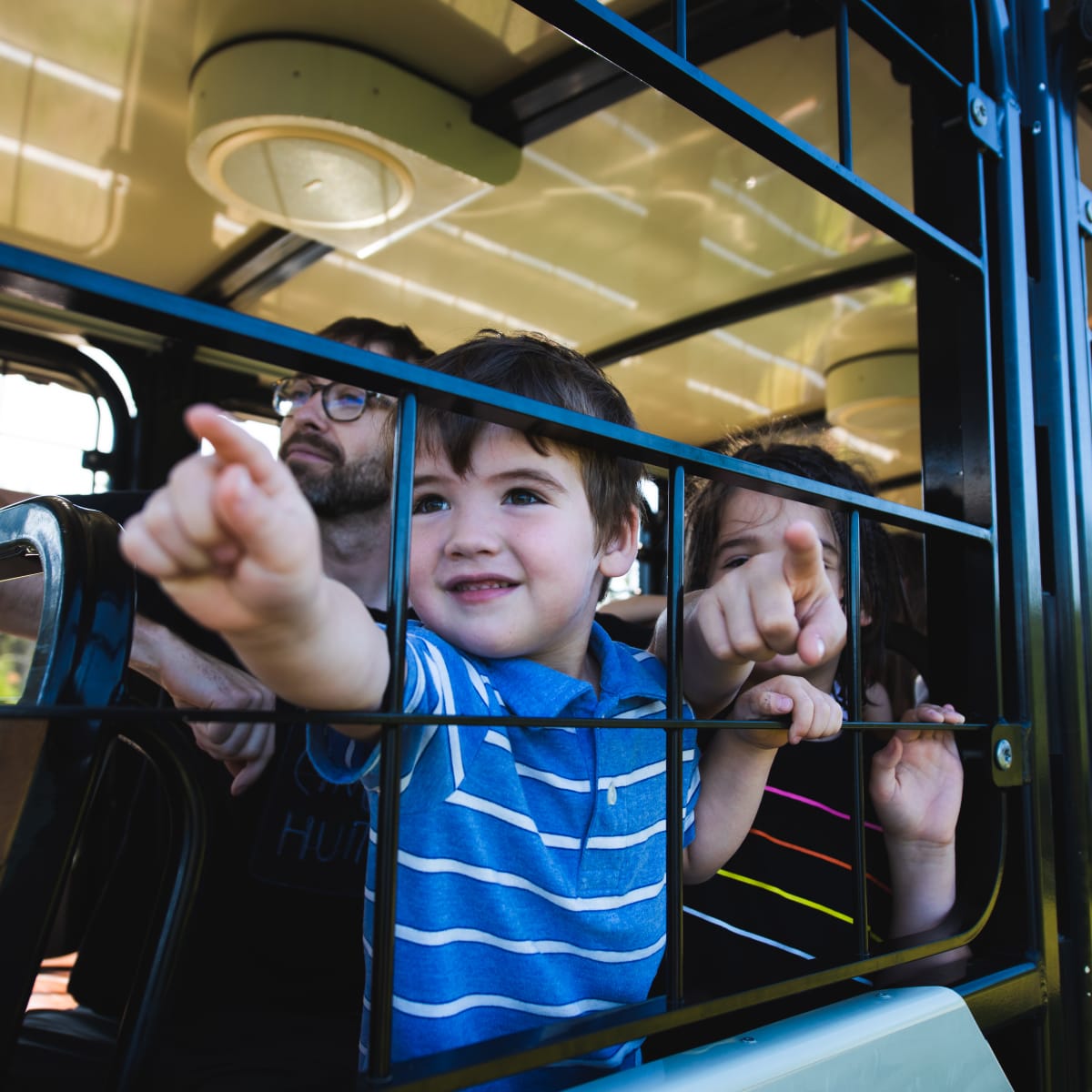 Des enfants dans un train.