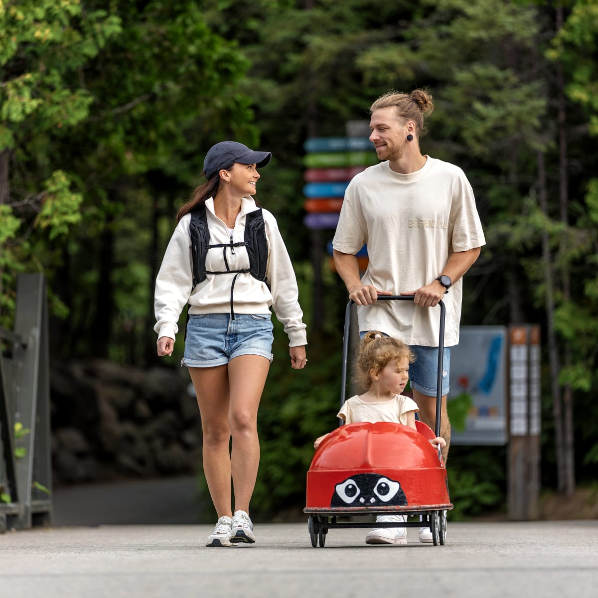 famille au zoo.