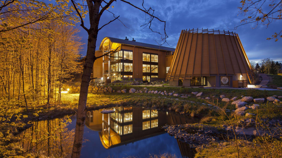 Hôtel-Musée des Premières-Nations l'automne la nuit.