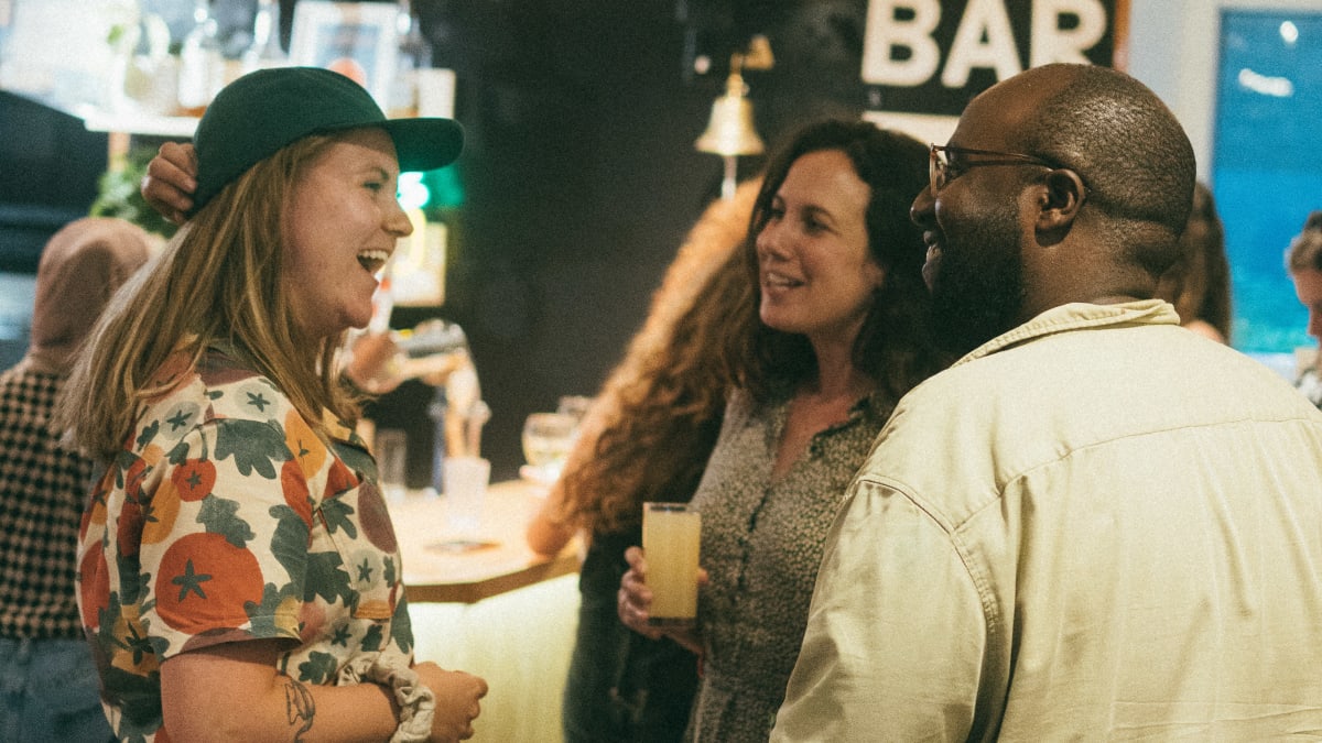 Trois personnes qui discute au bar