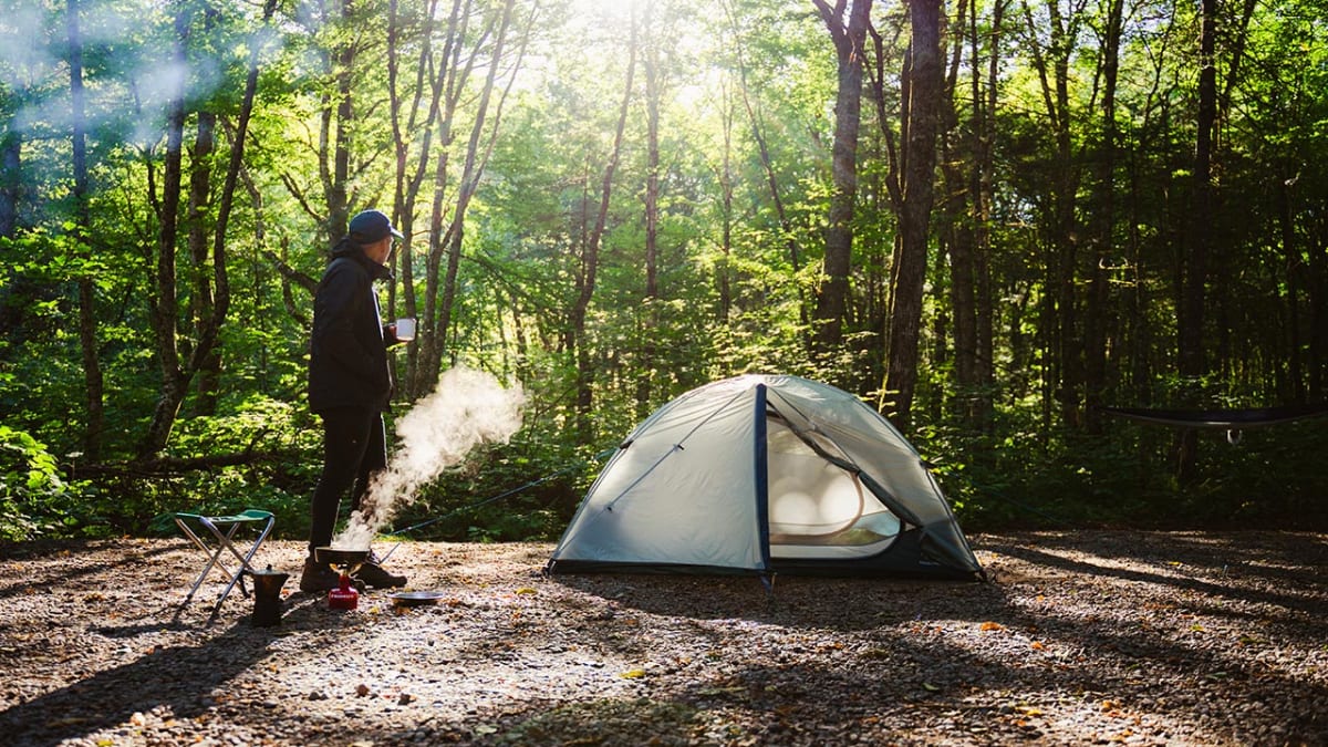 Un homme fait du camping au Parc national de la Jacques-Cartier.