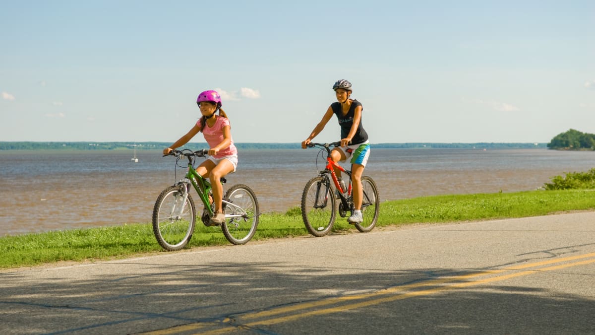Femme et fillette à vélo au bord de l'eau - Mauricie