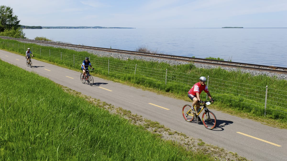 Trois personnes à vélo - Véloroute des Bleuets